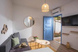 un soggiorno con un divano e un tavolo di Villa Roza by Prime Stay a Stalida