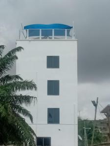 Regal Royal Suites : مبنى أبيض بسقف أزرق فوقه