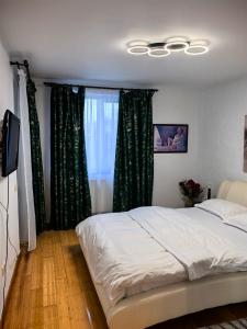 En eller flere senge i et værelse på Green Village Bran