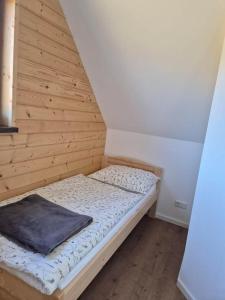 En eller flere senge i et værelse på Domek Pod Babim Szczytem