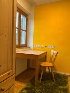 Fotografie z fotogalerie ubytování 1,5-Zimmer mit Duschbad, Gartenblick, Kühlschrank v destinaci Heroldsberg