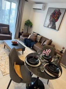 una sala de estar con un sofá y una mesa en Ebs legend at Bante apartments, en Accra