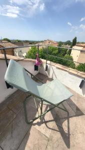 een bank bovenop een dak bij Townhouse with rooftop in Pernes-les-Fontaines