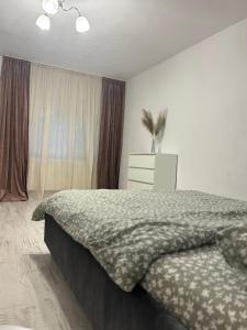 una camera da letto con un letto, un comò e una finestra di Amy's Home a Craiova
