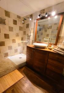 een badkamer met wastafel en douche met spiegel bij Townhouse with rooftop in Pernes-les-Fontaines +15 foto's