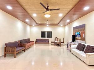 Χώρος καθιστικού στο Friends Farm House - The Dream Stays ll Pvt Pool ll 3 Bhk ll Big Lawn