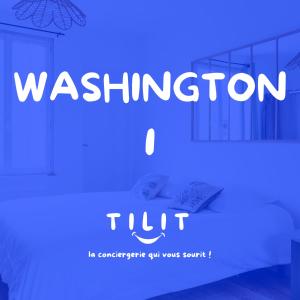 een blauwe kamer met een bed in een kamer bij Washington 1 in Le Havre