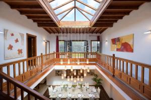 een grote kamer met een dakraam en een tafel bij Spacious Private Villa up to 16 - Authentic Yaiza - Volcano, Timanfaya park, Bodega & South Beaches - Heated Pool - Game Room - Charcoal grill in Yaiza