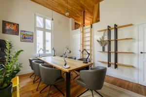 a meeting room with a table and chairs at Boogas House - Gdańsk in Gdańsk