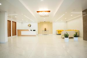 Ο χώρος του λόμπι ή της ρεσεψιόν στο Manchester Suites