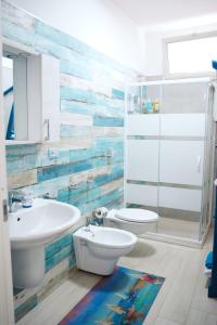 een badkamer met een wastafel en een toilet bij Villa del Marinaio in Mazara del Vallo