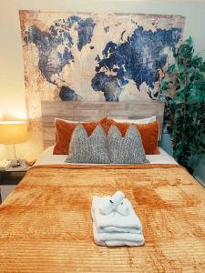 Ένα ή περισσότερα κρεβάτια σε δωμάτιο στο SALE!! Brick City Bungalow 20 mins from NYC!! +89 φωτογραφίες