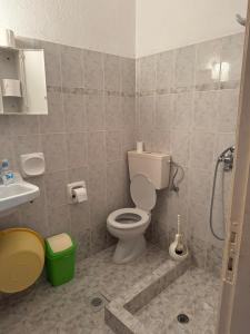 um banheiro com vaso sanitário e pia em Helena & Giorgio Rooms Cfu em Agios Georgios