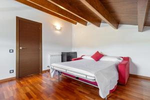 En eller flere senge i et værelse på La Mediterranea Village + 22 billeder