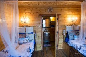 Postel nebo postele na pokoji v ubytování Endeavour Beach luxury Holiday Cabin