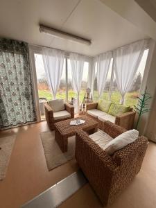 Χώρος καθιστικού στο GreenPark Tiny House, Garden Terrace & Parking