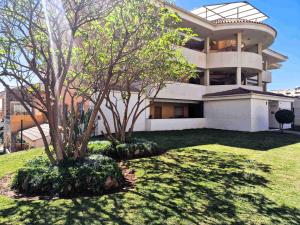 een groot wit gebouw met bomen ervoor bij Close To The Beach, With A Pool 224 in Las Lagunas Mijas