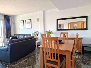 een woonkamer met een bank en een eettafel bij Close To The Beach, With A Pool 224 in Las Lagunas Mijas