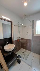 普勒尔蒂La voie verte的带浴缸、水槽和淋浴的浴室 更多31张照片