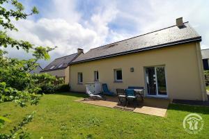 普勒尔蒂La voie verte的庭院内带甲板和椅子的房子