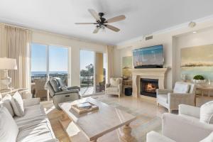 Гостиная зона в Sanctuary by the Sea 2107 by Newman-Dailey