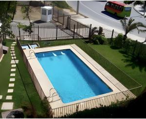 an overhead view of a swimming pool in a yard at Vacaciones frente al Mar in Valparaíso