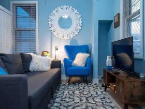 a blue living room with a couch and a chair at Jungle House Luxury Homes - Columbus Downtown Short North - Near Convention Center & Nationwide Arena - Free Parking - Pet Friendly - Over 5,800 Five Stars in Columbus +12 photos