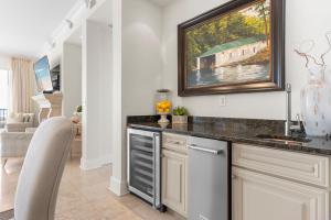 Кухня или мини-кухня в Sanctuary by the Sea 2107 by Newman-Dailey
