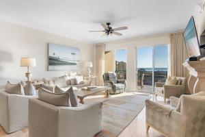 Телевизор и/или развлекательный центр в Sanctuary by the Sea 2107 by Newman-Dailey