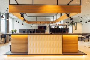 a bar in a restaurant with wooden cabinets at harry's home Zürich-Limmattal in Spreitenbach
