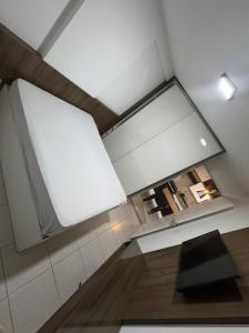 een kamer met een groot raam in een gebouw bij Conforto na Ponta Verde in Maceió +4 foto's