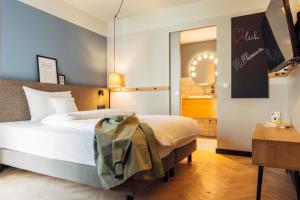 harry's home Berlin-Moabit hotel & apartments في برلين: غرفة فندق بها سرير ومرآة