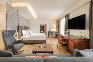 Giường trong phòng chung tại Hotel Schwarzer Adler Innsbruck