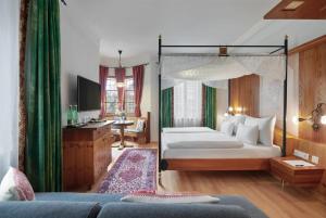 Giường trong phòng chung tại Hotel Schwarzer Adler Innsbruck +42 ảnh