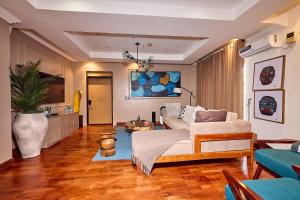 Lagos Residence - Luxury 4Bedroom Apartment Ikoyi في لاغوس: غرفة معيشة مع أريكة وطاولة
