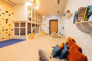 ein Wohnzimmer mit einer Kletterwand in der Unterkunft harry's home Bischofshofen hotel & apartments in Bischofshofen + 52 Fotos