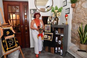 una mujer parada en una habitación sosteniendo una botella de vino en Casa Atelier Designer Moda Sandra Silva, en Alpalhão 6 fotos más