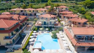 een luchtfoto van een resort met zwembad bij Holihome Vascello B26 in Tortoreto Alto