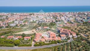een luchtzicht op een stad met huizen bij Holihome Vascello B26 in Tortoreto Alto