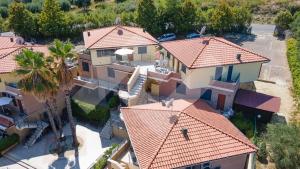 een uitzicht op een huis met een rood dak bij Holihome Vascello B26 in Tortoreto Alto