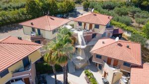 een luchtzicht op een huis met rode daken bij Holihome Vascello B26 in Tortoreto Alto