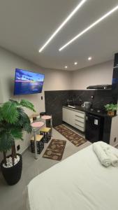 Η κουζίνα ή μικρή κουζίνα στο Flats do Cabo e Suítes