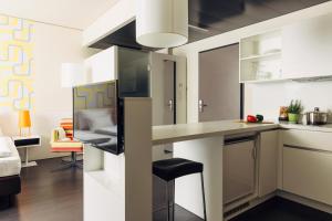 Η κουζίνα ή μικρή κουζίνα στο harry's home Dornbirn hotel & apartments