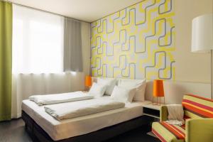 Ένα ή περισσότερα κρεβάτια σε δωμάτιο στο harry's home Dornbirn hotel & apartments