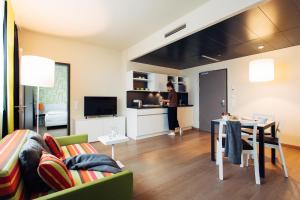 Η κουζίνα ή μικρή κουζίνα στο harry's home München hotel & apartments