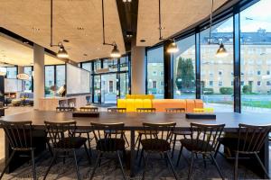 ザルツブルクにあるharry's home Salzburgの大きなテーブルと椅子のある広いダイニングルーム +49枚の写真