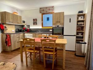 Køkken eller tekøkken på Les Granges d'Arvieux, magnifique 6 couchages + 9 billeder