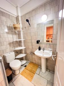 Nicole sharing apartments في أثينا: حمام مع مرحاض ومغسلة