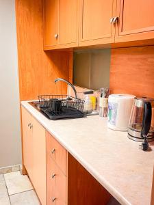 Nicole sharing apartments في أثينا: طاولة مطبخ مع سلة أطباق على سطح الطاولة