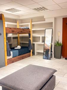 Nicole sharing apartments في أثينا: غرفة مع سرير بطابقين ومرآة